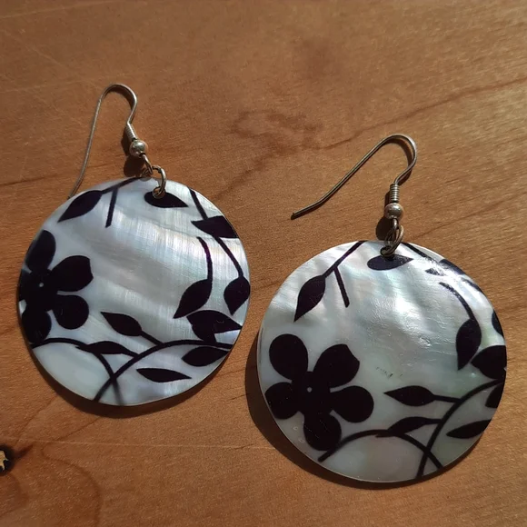 Beautiful genuine shell earrings - Picture 1 of 3